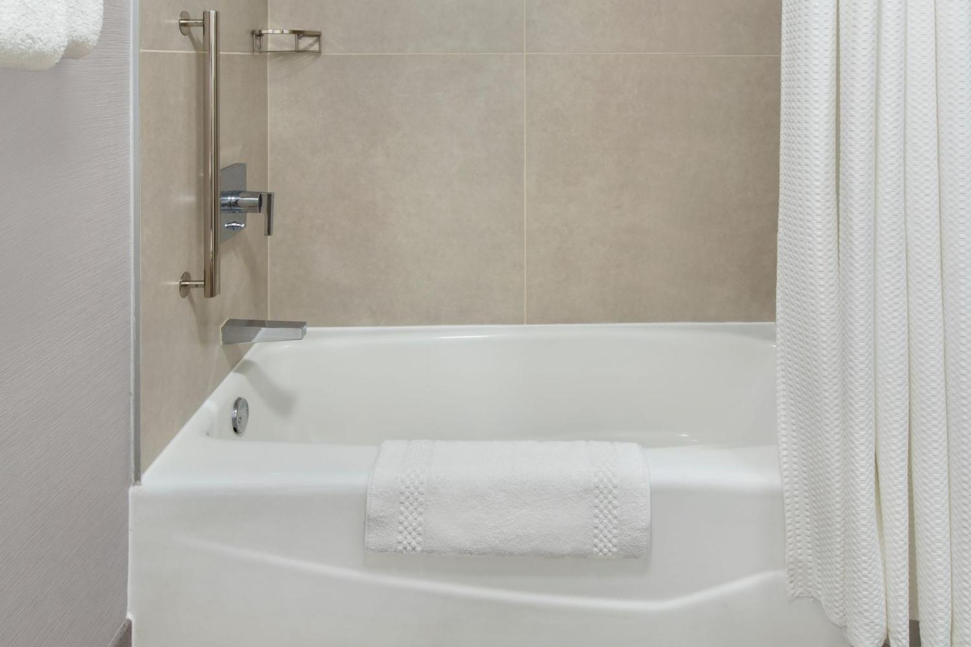 Hotel Courtyard By Marriott Westchester County 3*